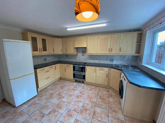 3 Bedroom Town House To Rent In Oliver Close, Hastings, TN34