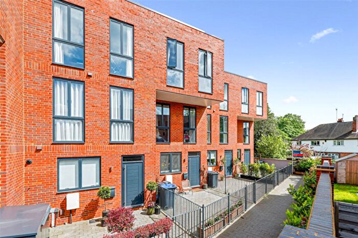 4 Bedroom Terraced House For Sale In Canalside Mews, Woking, GU21
