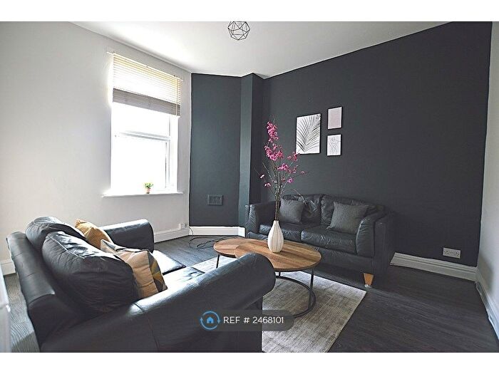 3 Bedroom Flat To Rent In Otley Road, Leeds, LS16
