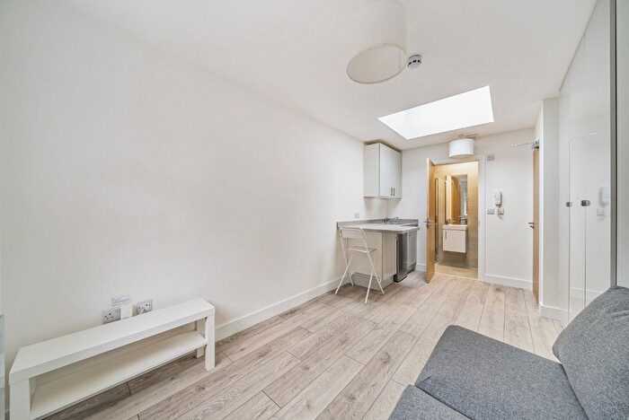 Studio To Rent In Baring Road, London, SE12