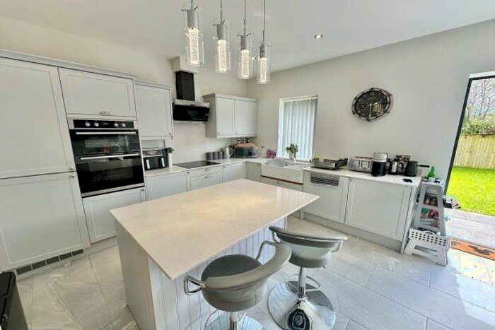 4 Bedroom Property To Rent In Crown Gardens, Wakefield, WF2