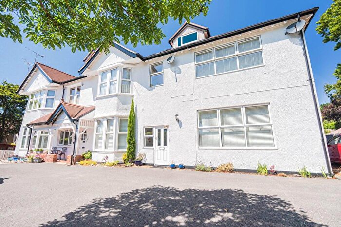 2 Bedroom Flat For Sale In Kings Avenue, Poole, BH14
