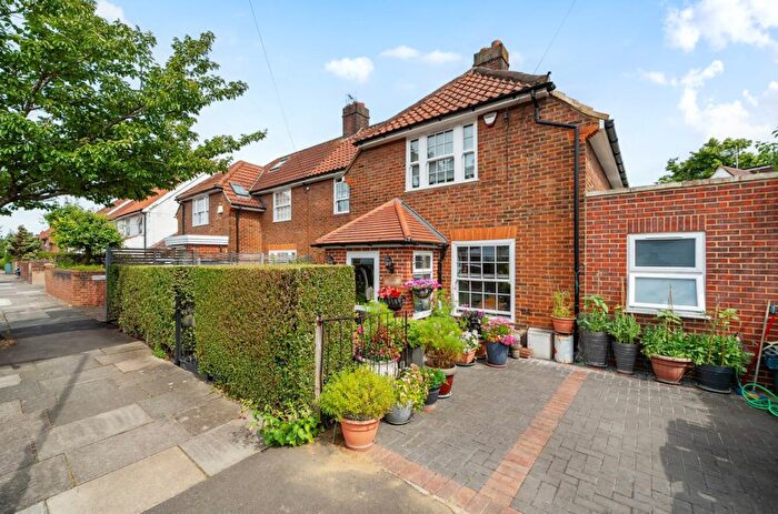 4 Bedroom End Of Terrace House For Sale In Saxon Drive, West Acton, W3