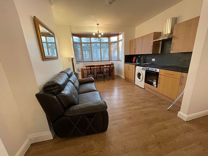 2 Bedroom Flat To Rent In B Lawn Avenue, Doncaster, South Yorkshire, DN1