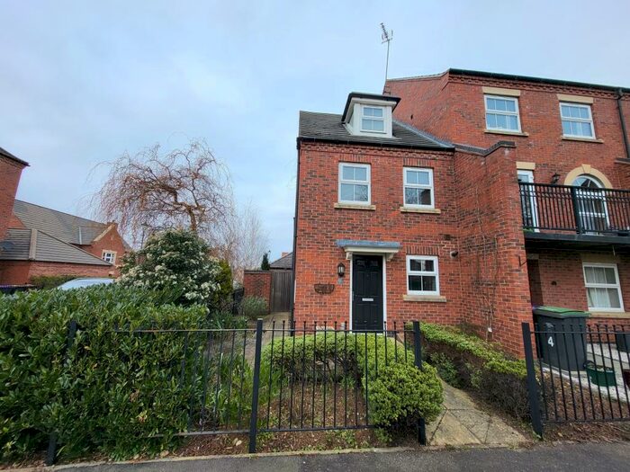 3 Bedroom Town House To Rent In Kinross Road, Greylees, NG34