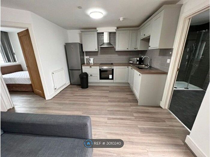 3 Bedroom Flat To Rent In Crwys Place, Cardiff, CF24