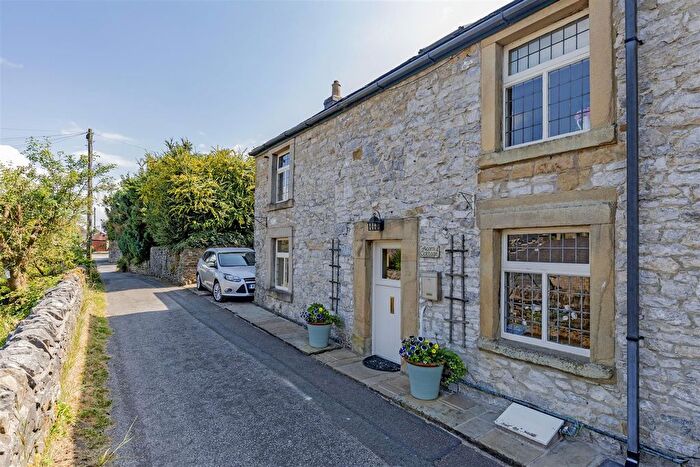 4 Bedroom End Of Terrace House For Sale In Wheston Bank, Tideswell, SK17