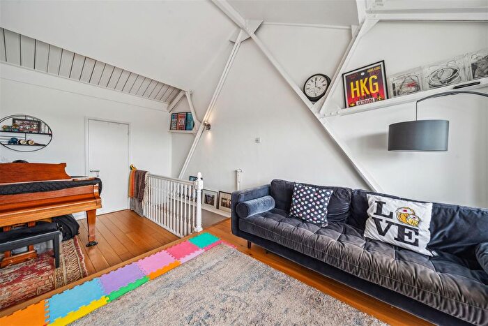 2 Bedroom Flat For Sale In Chiswick High Road, London, W4