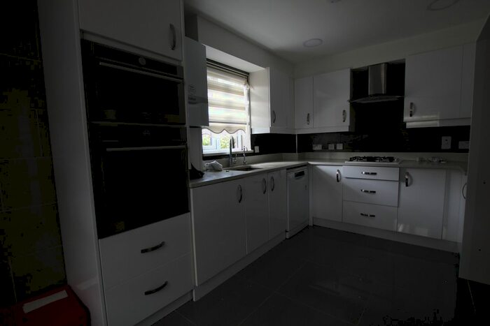 3 Bedroom Semi-Detached House To Rent In Rossiter Fields, Barnet EN5