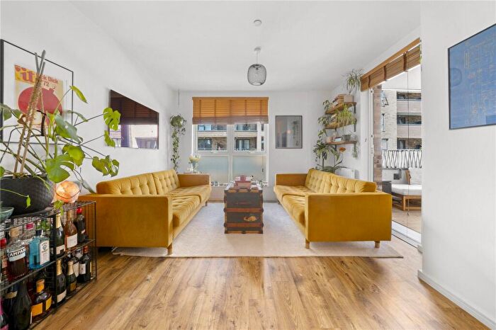 1 Bedroom Flat For Sale In Braithwaite House, Troubridge Square, Walthamstow, London, E17