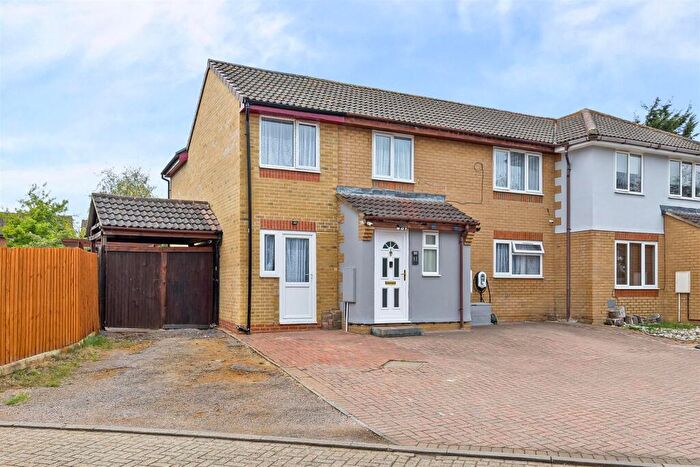 6 Bedroom Semi-Detached House For Sale In Valens Close, Crownhill, Milton Keynes, MK8
