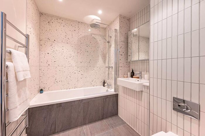 2 Bedroom Flat To Rent In Uncle Wembley, Wembley, HA9