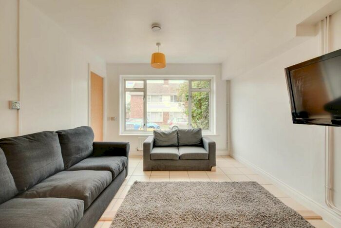 5 Bedroom House To Rent In College Road, Canterbury, CT1