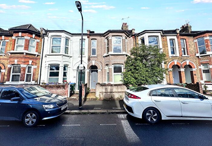2 Bedroom Flat To Rent In Montague Road, Leytonstone, E11