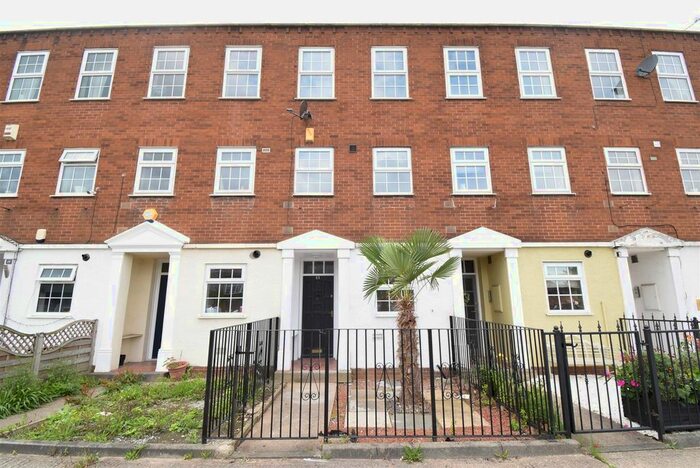 3 Bedroom Town House To Rent In Wentworth Street, Wakefield, WF1