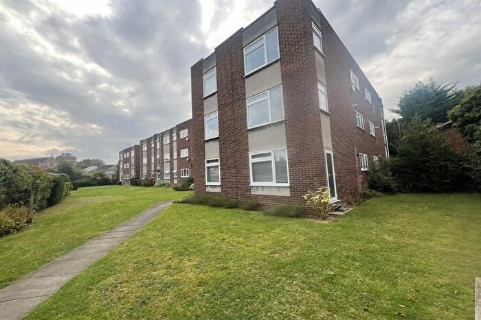2 Bedroom Apartment To Rent In Holmbury Manor, DA14