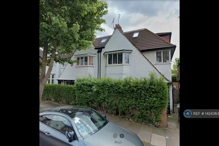 2 Bedroom Flat To Rent In Second Floor, London, NW11