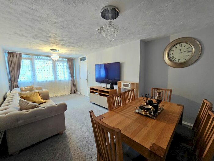3 Bedroom Flat To Rent In Orchard Lane, Southampton, SO14