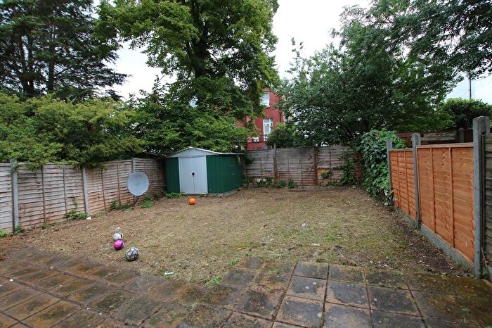 Flat To Rent In Park Avenue, Willesden, NW2