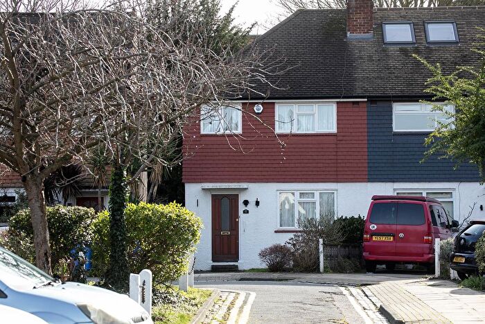 3 Bedroom Semi-detached House For Sale In Maldon Close, Camberwell, SE5