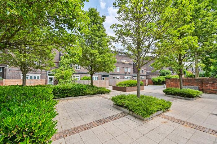 3 Bedroom Flat To Rent In Coopers Lane, King's Cross, London, NW1