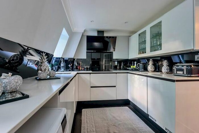 4 Bedroom Flat To Rent In Burfield Road, Windsor, SL4