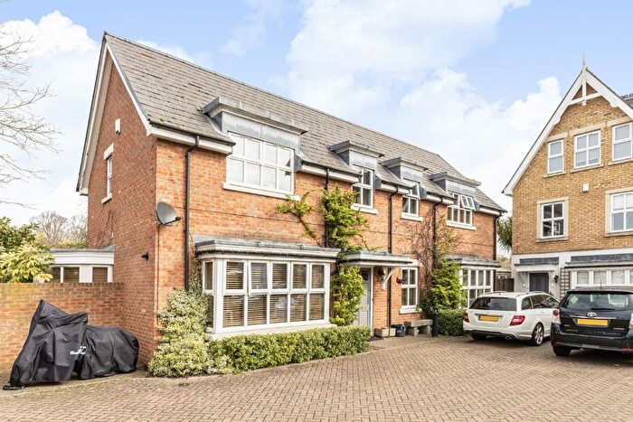 4 Bedroom Property To Rent In Uxbridge Road, Hampton Hill, TW12