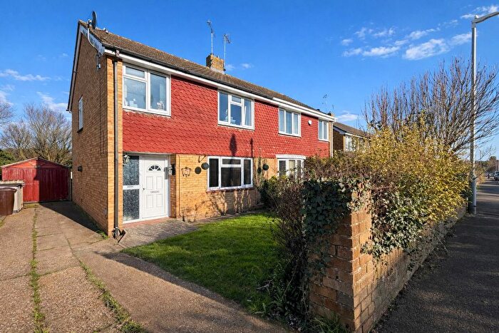 3 Bedroom Semi-detached House For Sale In Chichester Close, Ashford, TN23