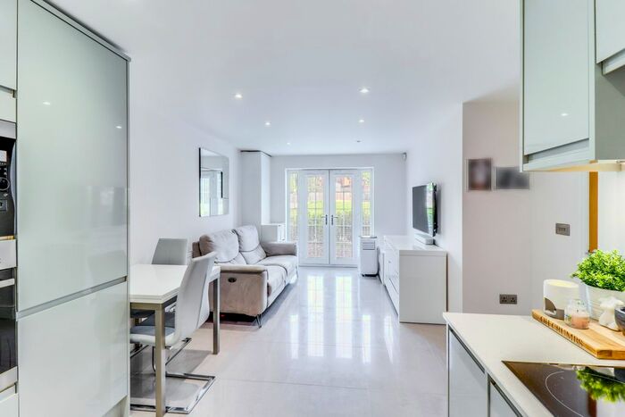 2 Bedroom Flat For Sale In High Road, Benfleet, SS7