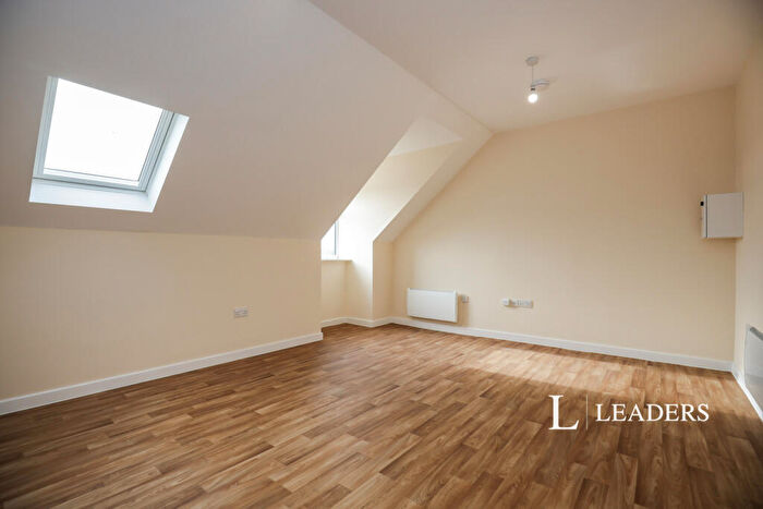 2 Bedroom Flat To Rent In St. Peters Gardens, Marefair, Northampton, NN1