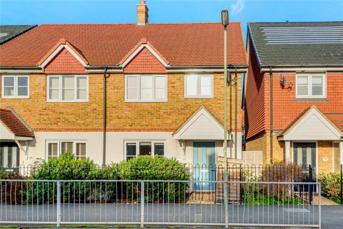 4 Bedroom End Of Terrace House To Rent In Ambleside Avenue, Walton-On-Thames, KT12