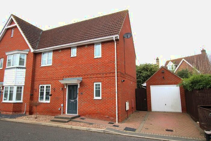 3 Bedroom Semi-Detached House To Rent In Acacia Drive, Dunmow, Essex, CM6