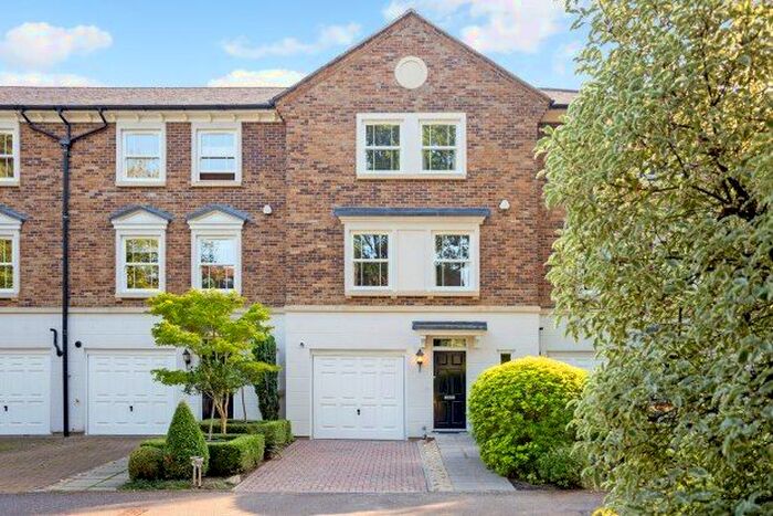 4 Bedroom Town House To Rent In High Beeches, Weybridge, KT13