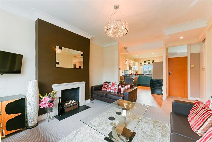2 Bedroom Flat To Rent In Bushey Road, Raynes Park, SW20