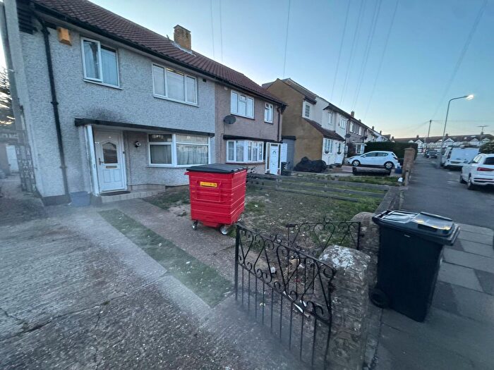 4 Bedroom Semi Detached House To Rent In Romford, RM6