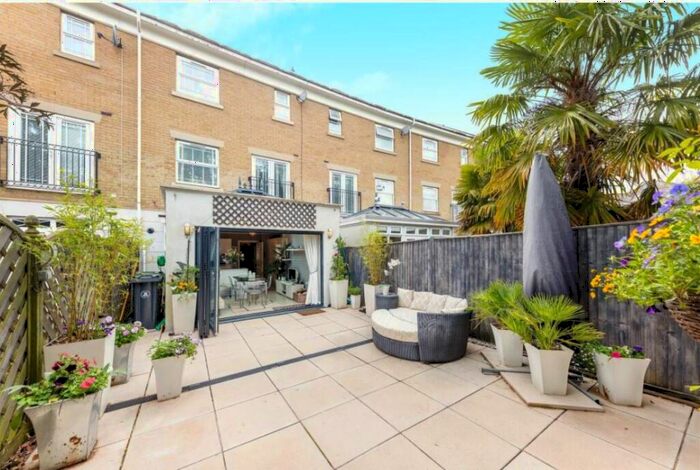 5 Bedroom Town House To Rent In Drifters Drive, GU16