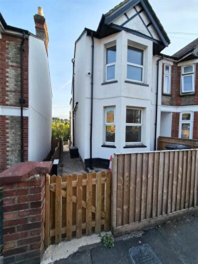 4 Bedroom Semi-Detached House To Rent In West Wycombe Road, High Wycombe, HP12