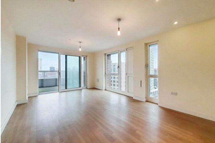 3 Bedroom Flat To Rent In Jefferson Plaza, London, E3