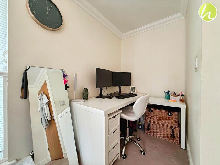 2 Bedroom Flat For Sale In King Street, Stanford-Le-Hope, SS17