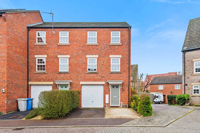 3 Bedroom Town House For Sale In Charter Court, Rothwell, NN14