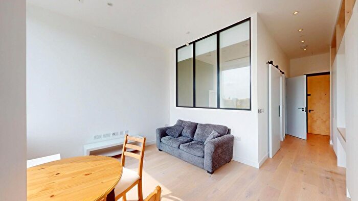 1 Bedroom Flat To Rent In Great West Road, Brentford, TW8