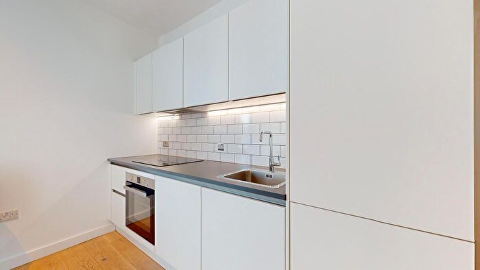 1 Bedroom Flat To Rent In Great West Road, Hounslow, TW5