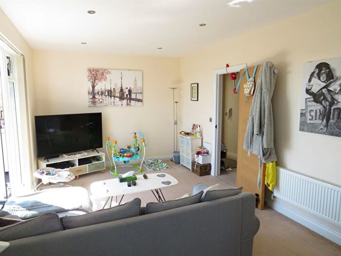2 Bedroom Flat To Rent In Curzon Road, Waterlooville, PO7