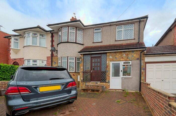 Studio To Rent In Cray Road Belvedere, DA17