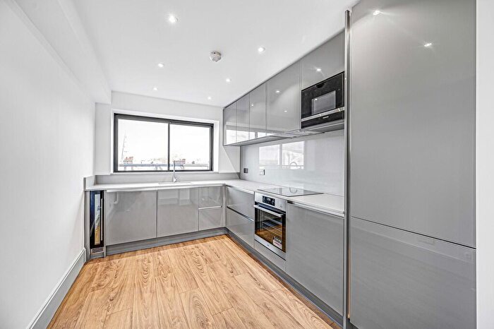 3 Bedroom Apartment To Rent In Pullman Court, Chelsea, SW10