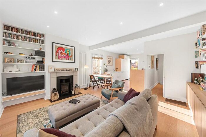 2 Bedroom Flat To Rent In Leathwaite Road, SW11