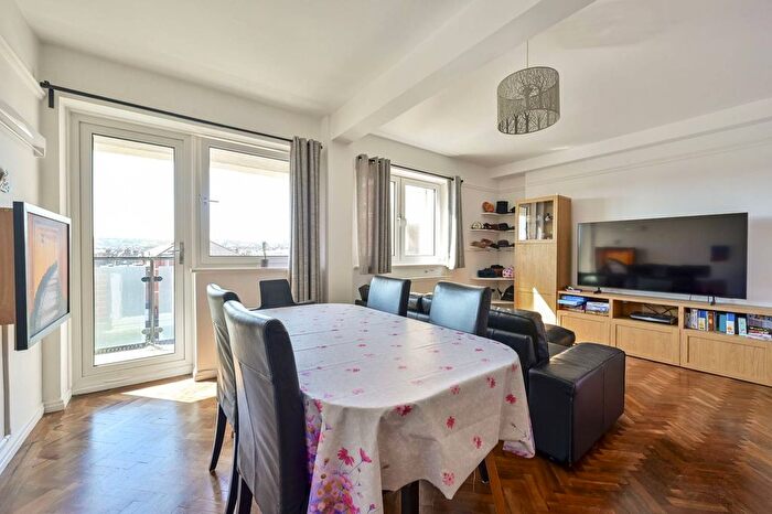 3 Bedroom Flat For Sale In Upper Richmond Road, West Putney, London, SW15