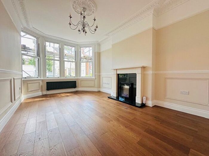 3 Bedroom Flat To Rent In Drayton Road, West Ealing, W13