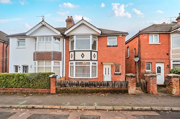 3 Bedroom Semi Detached House For Sale In Whitelaw Road, Southampton, Hampshire, SO15