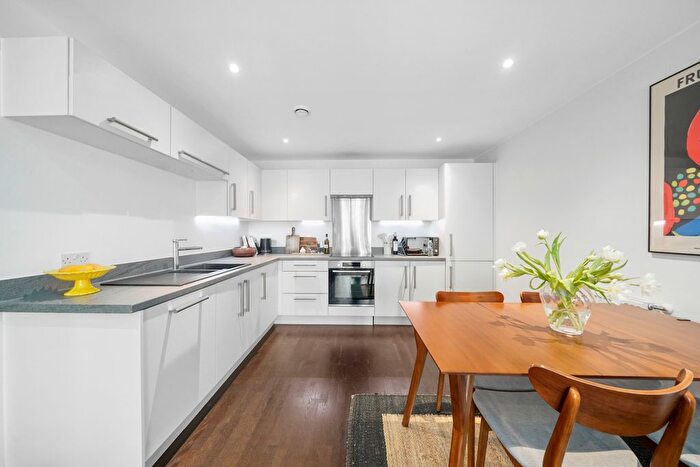 2 Bedroom Flat To Rent In Knightley Walk, Wandsworth, SW18